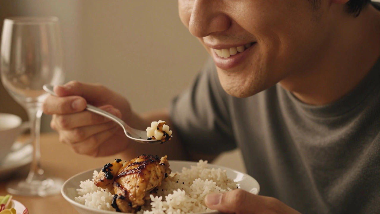 Osoba se směje při jídle bílých potravin, na jednom zubu je vidět keramická korunka, ostatní jídla jsou na pozadí vynechána.